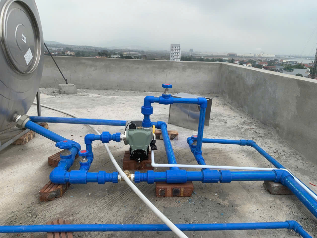 Hệ thống đường ống và bơm tăng áp