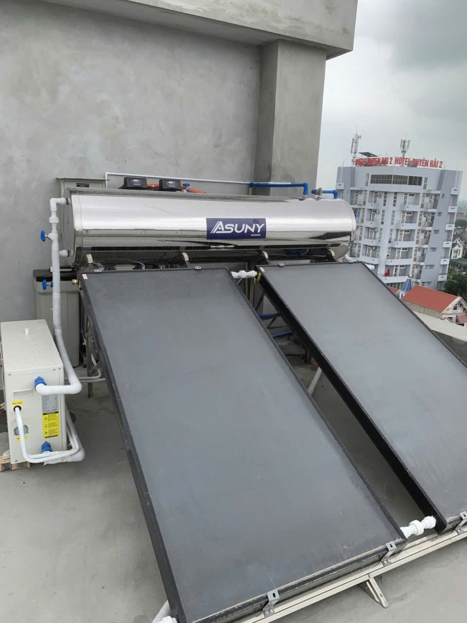 Tấm năng lượng mặt trời chịu lực công suất 300L/ngày
