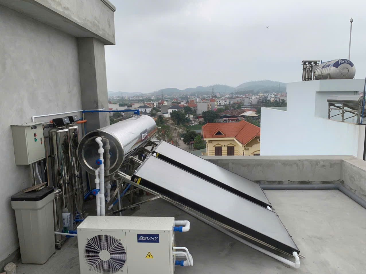 Máy bơm nhiệt Asuny kết hợp năng lượng mặt trời chịu lực
